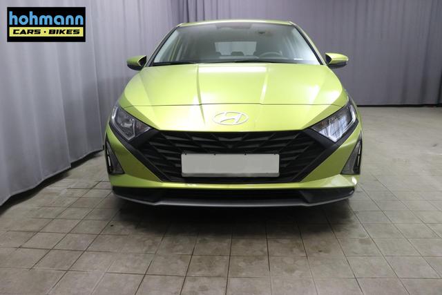 Hyundai i20 Comfort 1.2 58 kW (79 PS) Klimaanlage, Navigationssystem, Radio mit DAB, Apple CarPlay & Android Auto, Rückfahrkamera, Einparkhilfe hinten, Lichtsensor, Spurhalteassistent, Fernlichtassistent, Verkehrszeichenassistent uvm. 