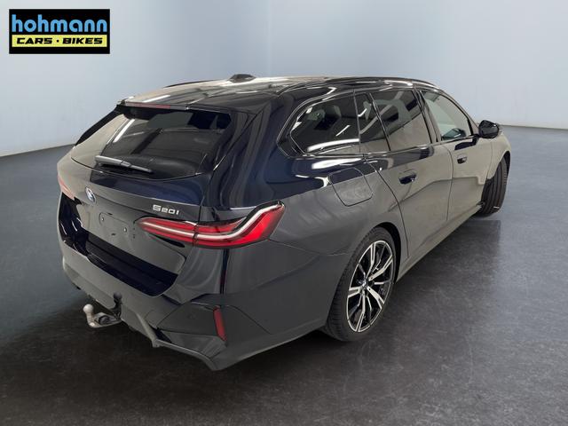 BMW 5er Touring 520i M-Sport MHEV 190PS/140kW Steptronic 2026 | +AHK +20" +MSportpaket +MSportfahrwerk +DrivingAssistantPlus +AdaptiveLED +HarmanKardon +DigitalKey +ParkAssist +Sitzhzg +WirelessCharging +Sonnenschutzverglasung +ShadowLine 