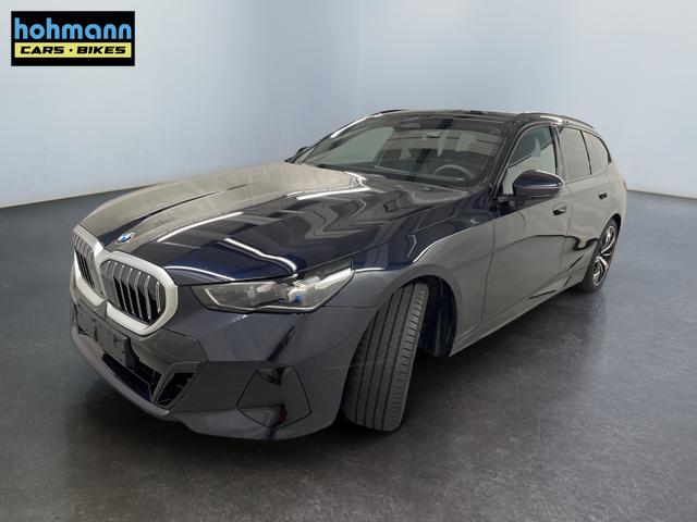 BMW 5er Touring 520i M-Sport MHEV 190PS/140kW Steptronic 2026 | +AHK +20" +MSportpaket +MSportfahrwerk +DrivingAssistantPlus +AdaptiveLED +HarmanKardon +DigitalKey +ParkAssist +Sitzhzg +WirelessCharging +Sonnenschutzverglasung +ShadowLine 