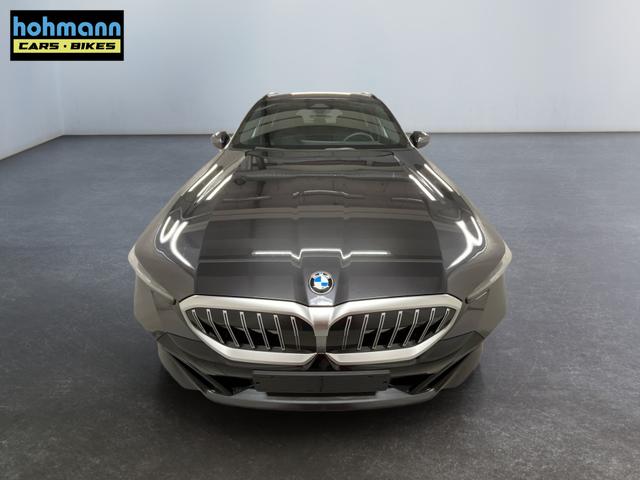 BMW 5er Touring 520i M-Sport MHEV 190PS/140kW Steptronic 2026 | +AHK +20" +MSportpaket +MSportfahrwerk +DrivingAssistantPlus +AdaptiveLED +HarmanKardon +DigitalKey +ParkAssist +Sitzhzg +WirelessCharging +Sonnenschutzverglasung +ShadowLine 