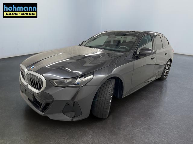 BMW 5er Touring 520i M-Sport MHEV 190PS/140kW Steptronic 2026 | +AHK +20" +MSportpaket +MSportfahrwerk +DrivingAssistantPlus +AdaptiveLED +HarmanKardon +DigitalKey +ParkAssist +Sitzhzg +WirelessCharging +Sonnenschutzverglasung +ShadowLine 