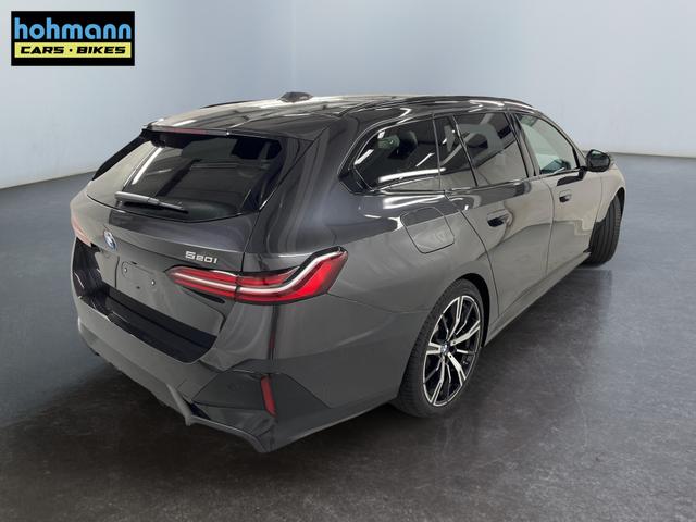 BMW 5er Touring 520i M-Sport MHEV 190PS/140kW Steptronic 2026 | +AHK +20" +MSportpaket +MSportfahrwerk +DrivingAssistantPlus +AdaptiveLED +HarmanKardon +DigitalKey +ParkAssist +Sitzhzg +WirelessCharging +Sonnenschutzverglasung +ShadowLine 