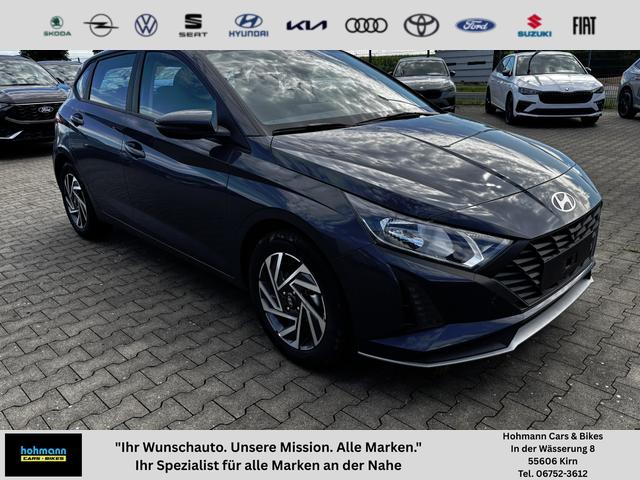 Hyundai i20 - Comfort 1.2i 79PS, AURORA-GRAU METALLIC, DESIGN-PACK: 16" ALUFELGEN + LED, 5 Jahre Garantie, NAVIGATION 10,25", Klima, Parksensoren hinten, Rückfahrkamera, Alarm, Lederlenkrad, Tempomat, Armlehne vorne, Reserverad, 4x elektr. Fensterheber, Fernlicht-Assistent