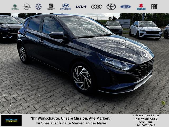 Hyundai i20 - Family 1.2i 79PS, AURORA-GRAU METALLIC, WINTER-PAKET, KLIMAAUTOMATIK, 16" ALUFELGEN, 5 Jahre Garantie, NAVIGATION 10,25", Parksensoren hinten, Rückfahrkamera, Alarm, Lederlenkrad, Tempomat, Armlehne vorne, Reserverad, 4x elektr. Fensterheber, Fernlicht-Assisten