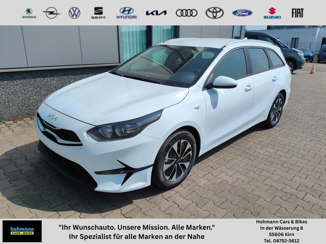 Kia Ceed Sportswagon - Spin 1.5 T-GDI 140PS 6-Gang, Weiß, 16" Alufelgen, Klimaanlage, Winter-Paket, Navigationssystem 10,25", Parksensoren hinten, Rückfahrkamera, Tempomat, Dachreling, Beheiztes Lederlenkrad, ZV mit Fernbedienung, Reserve-Notrad