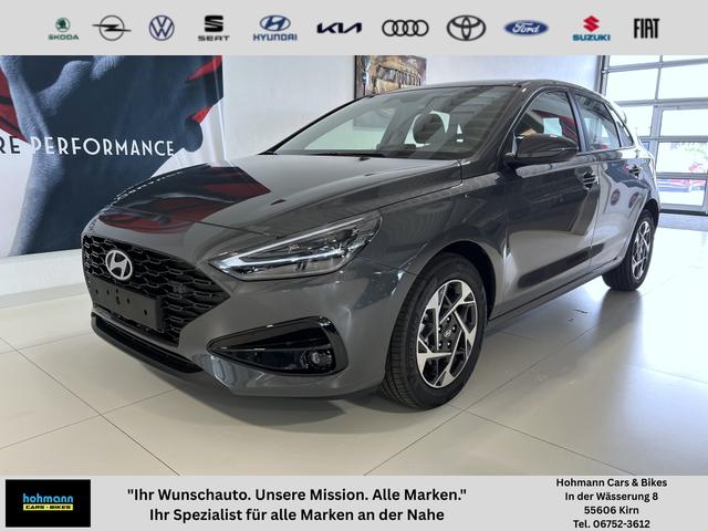 Hyundai i30 - GO 1.0 T-GDI 73 kW (100 PS) 2-Zonen-Klimaautomatik, Einparkhilfe vorne und hinten, R&uuml;ckfahrkamera, LED-Scheinwerfer, Sitzheizung, Lenkradheizung, Navigationssystem, Radio mit DAB, Apple CarPlay, Android Auto, 16 Zoll Leichtmetallfelgen, uvm.