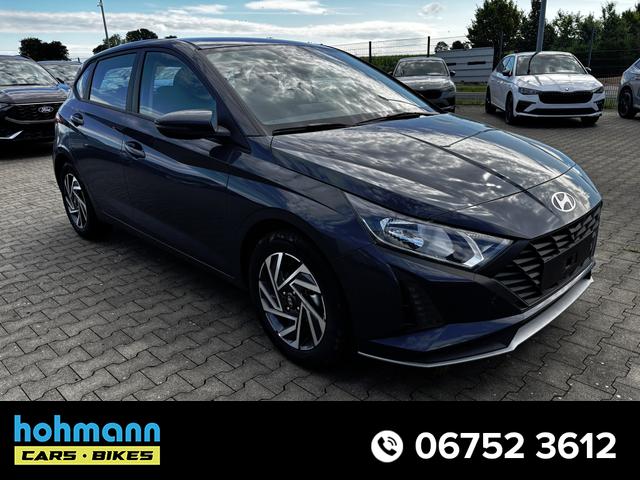Hyundai i20 - Comfort 1.2i 79PS, AURORA-GRAU METALLIC, DESIGN-PACK: 16" ALUFELGEN + LED, 5 Jahre Garantie, NAVIGATION 10,25", Klima, Parksensoren hinten, Rückfahrkamera, Alarm, Lederlenkrad, Tempomat, Armlehne vorne, Reserverad, 4x elektr. Fensterheber, Fernlicht-Assistent