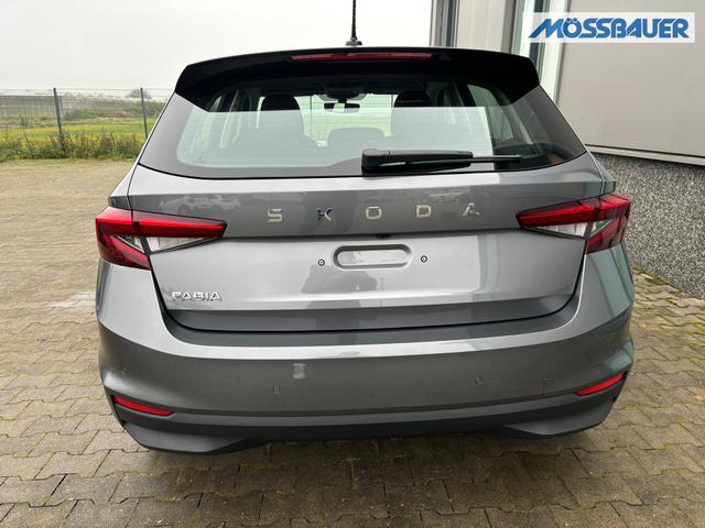 Skoda Fabia Classic LIEFERUNG KOSTENLOS! 1.0 MPI 80PS, 15" ALU, LED-Scheinwerfer, M-Lederlenkrad, Nebelscheinwerfer, Parksensoren vorn + hinten, Rückfahrkamera, Sitzheizung, Tempomat, Klimaanlage, Infotainment 8"+Wireless SmartLink, Fußmatten, Mittelarmlehne vorne 