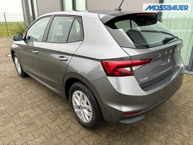 Skoda Fabia Classic LIEFERUNG KOSTENLOS! 1.0 MPI 80PS, 15" ALU, LED-Scheinwerfer, M-Lederlenkrad, Nebelscheinwerfer, Parksensoren vorn + hinten, Rückfahrkamera, Sitzheizung, Tempomat, Klimaanlage, Infotainment 8"+Wireless SmartLink, Fußmatten, Mittelarmlehne vorne 