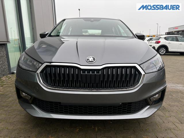 Skoda Fabia Classic LIEFERUNG KOSTENLOS! 1.0 MPI 80PS, 15" ALU, LED-Scheinwerfer, M-Lederlenkrad, Nebelscheinwerfer, Parksensoren vorn + hinten, Rückfahrkamera, Sitzheizung, Tempomat, Klimaanlage, Infotainment 8"+Wireless SmartLink, Fußmatten, Mittelarmlehne vorne 