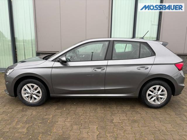 Skoda Fabia Classic LIEFERUNG KOSTENLOS! 1.0 MPI 80PS, 15" ALU, LED-Scheinwerfer, M-Lederlenkrad, Nebelscheinwerfer, Parksensoren vorn + hinten, Rückfahrkamera, Sitzheizung, Tempomat, Klimaanlage, Infotainment 8"+Wireless SmartLink, Fußmatten, Mittelarmlehne vorne 