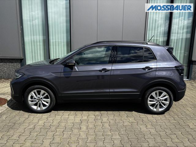 Volkswagen T-Cross LIFE 1.5 TSI 150PS DSG/AUTOMATIK, Rauch-Grau-Metallic, Parksensoren hinten, Rückfahrkamera, Privacy-Glas, Sitzheizung, Climatronic, IQ LIGHT MATRIX-LED, Radio Ready2Discover+App-Connect, 17" Alu, KEYLESS, Lendenwirbelstützen vorn, M-Lederlenkrad, Dachreling 