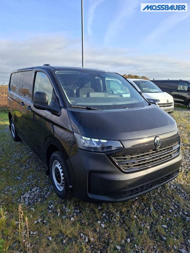 Volkswagen T7 Kastenwagen Basis 2.0 TDI 150PS AUTOMATIK, SCHWARZ-MET, HECKFLÜGELTÜREN, 2-Zonen-Klimautomatik, M-Lederlenkrad, Anhängerkupplung, Parksensoren vorn/hinten, Rückfahrkamera, Frontscheibe beheizbar, Ganzjahresreifen, Sitzpaket 46 (inkl. Sitzheizung), Reserverad, 70 Liter 