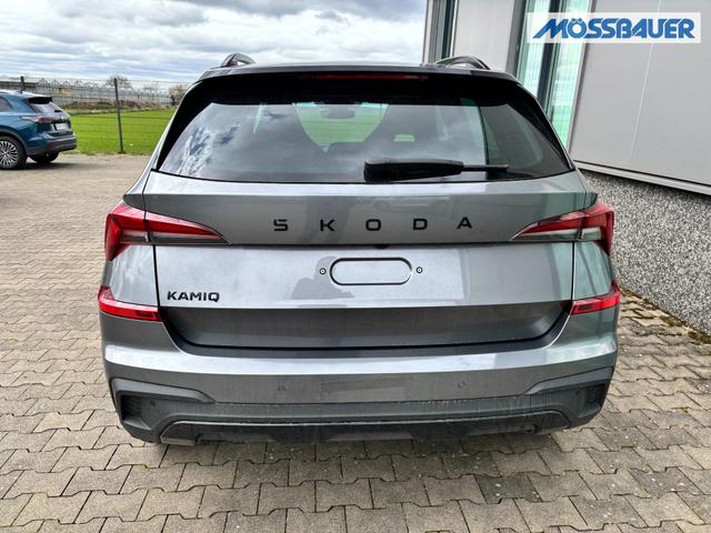 Skoda Kamiq Monte Carlo 1.0 TSI 115PS DSG, GRAU-MET/Dach schwarz, 18" ALU, AHK-VORBEREITUNG, Panoramadach, Matrix-LED, Parksensoren v/h, Kamera, Tempomat, Virtual Cockpit (8"!!), Kessy, Winter-Paket, Climatronic, Radio 8", SmartLink, NSW, Sport-M-Lederlenkrad beheizt, Dachreling 