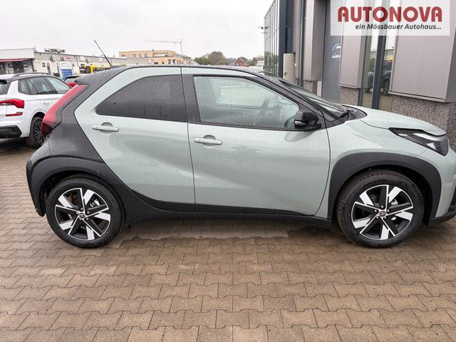 Toyota Aygo X Pulse 1.5 Hybrid 115PS CVT/AUTOMATIK, 3 Jahre Garantie, 17" Alufelgen, Uni-Lackierung Tarragon /Dach schwarz, Privacy-Glas, Sitzheizung, R&uuml;ckfahrkamera, Klimaautomatik, Audiosystem 9" + Smartphone-Integration, Lederlenkrad, ACC, ZV mit Fernbedienung 