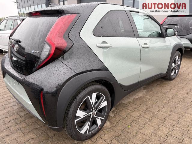Toyota Aygo X Pulse 1.5 Hybrid 115PS CVT/AUTOMATIK, 3 Jahre Garantie, 17" Alufelgen, Uni-Lackierung Tarragon /Dach schwarz, Privacy-Glas, Sitzheizung, R&uuml;ckfahrkamera, Klimaautomatik, Audiosystem 9" + Smartphone-Integration, Lederlenkrad, ACC, ZV mit Fernbedienung 