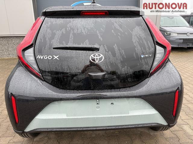 Toyota Aygo X Pulse 1.5 Hybrid 115PS CVT/AUTOMATIK, 3 Jahre Garantie, 17" Alufelgen, Uni-Lackierung Tarragon /Dach schwarz, Privacy-Glas, Sitzheizung, R&uuml;ckfahrkamera, Klimaautomatik, Audiosystem 9" + Smartphone-Integration, Lederlenkrad, ACC, ZV mit Fernbedienung 