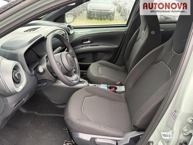 Toyota Aygo X Pulse 1.5 Hybrid 115PS CVT/AUTOMATIK, 3 Jahre Garantie, 17" Alufelgen, Uni-Lackierung Tarragon /Dach schwarz, Privacy-Glas, Sitzheizung, R&uuml;ckfahrkamera, Klimaautomatik, Audiosystem 9" + Smartphone-Integration, Lederlenkrad, ACC, ZV mit Fernbedienung 