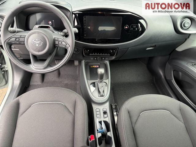 Toyota Aygo X Pulse 1.5 Hybrid 115PS CVT/AUTOMATIK, 3 Jahre Garantie, 17" Alufelgen, Uni-Lackierung Tarragon /Dach schwarz, Privacy-Glas, Sitzheizung, R&uuml;ckfahrkamera, Klimaautomatik, Audiosystem 9" + Smartphone-Integration, Lederlenkrad, ACC, ZV mit Fernbedienung 