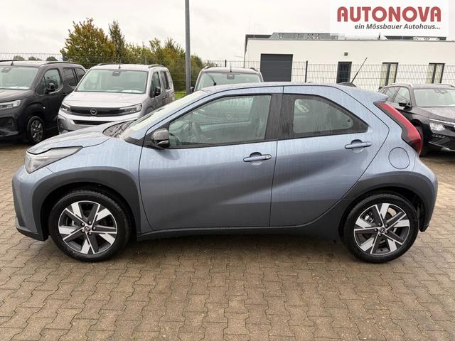 Toyota Aygo X Play 1.5 Hybrid 115PS CVT/AUTOMATIK, Celestite Grey Metallic , 3 Jahre Garantie, 17" Alufelgen, Sitzheizung, R&uuml;ckfahrkamera, Klimaautomatik, Audiosystem 9" + Smartphone-Integration, Lederlenkrad, ACC, ZV mit Fernbedienung 
