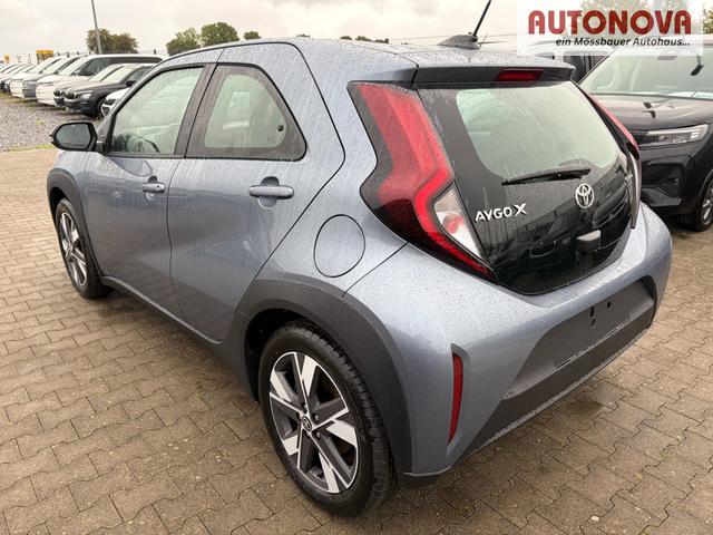 Toyota Aygo X Play 1.5 Hybrid 115PS CVT/AUTOMATIK, Celestite Grey Metallic , 3 Jahre Garantie, 17" Alufelgen, Sitzheizung, R&uuml;ckfahrkamera, Klimaautomatik, Audiosystem 9" + Smartphone-Integration, Lederlenkrad, ACC, ZV mit Fernbedienung 
