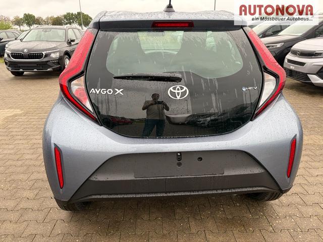 Toyota Aygo X Play 1.5 Hybrid 115PS CVT/AUTOMATIK, Celestite Grey Metallic , 3 Jahre Garantie, 17" Alufelgen, Sitzheizung, R&uuml;ckfahrkamera, Klimaautomatik, Audiosystem 9" + Smartphone-Integration, Lederlenkrad, ACC, ZV mit Fernbedienung 
