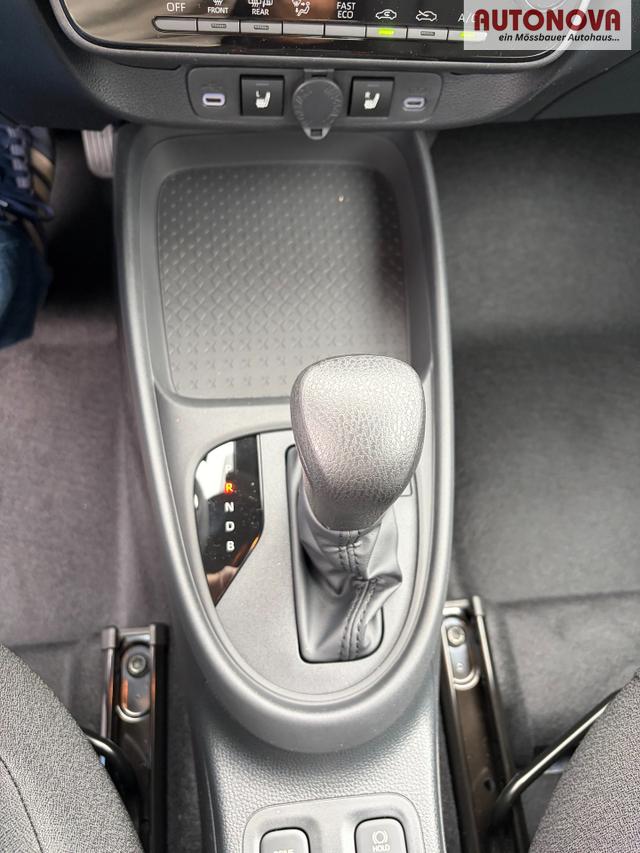 Toyota Aygo X Play 1.5 Hybrid 115PS CVT/AUTOMATIK, Celestite Grey Metallic , 3 Jahre Garantie, 17" Alufelgen, Sitzheizung, R&uuml;ckfahrkamera, Klimaautomatik, Audiosystem 9" + Smartphone-Integration, Lederlenkrad, ACC, ZV mit Fernbedienung 