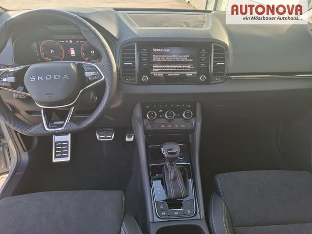 Skoda Karoq Sportline 1.5 TSI 150PS DSG, WEISS-MET, 5JGARANTIE, AHK SCHWENKBAR, 19" ALU SAGITARIUS, BEHEIZTE FRONTSCHEIBE, SITZHEIZUNG, MATRIX-LED, Elektr. Heckklappe, Virtual Cockpit 10", Climatronic, NAVI, ACC, Parksensoren v/h, R&uuml;ckfahrkamera, Dachreling, PRIVACY-GLAS 