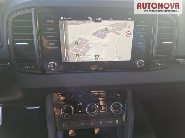 Skoda Karoq Sportline 1.5 TSI 150PS DSG, WEISS-MET, 5JGARANTIE, AHK SCHWENKBAR, 19" ALU SAGITARIUS, BEHEIZTE FRONTSCHEIBE, SITZHEIZUNG, MATRIX-LED, Elektr. Heckklappe, Virtual Cockpit 10", Climatronic, NAVI, ACC, Parksensoren v/h, R&uuml;ckfahrkamera, Dachreling, PRIVACY-GLAS 