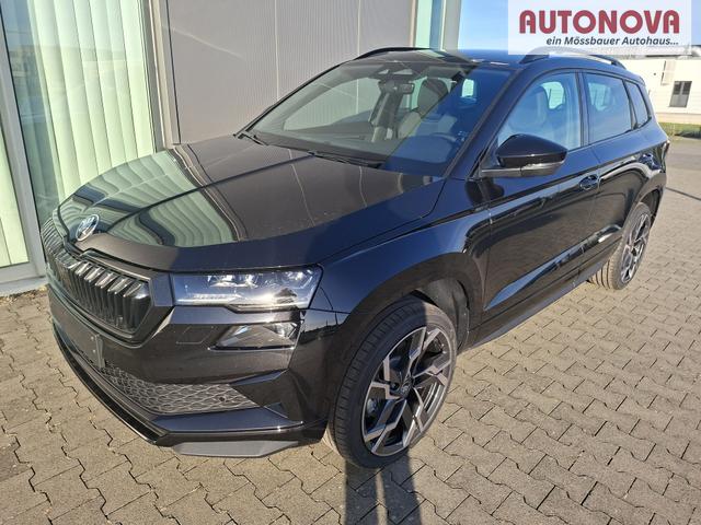 Skoda Karoq Sportline 1.5 TSI 150PS DSG, SCHWARZ-MET, 5JGARANTIE, AHK SCHWENKBAR, 19" ALU SAGITARIUS, BEHEIZTE FRONTSCHEIBE, SITZHEIZUNG, MATRIX-LED, Elektr. Heckklappe, Virtual Cockpit 10", Climatronic, NAVI, ACC, Parksensoren v/h, R&uuml;ckfahrkamera, Dachreling, PRIVACY-GLAS 