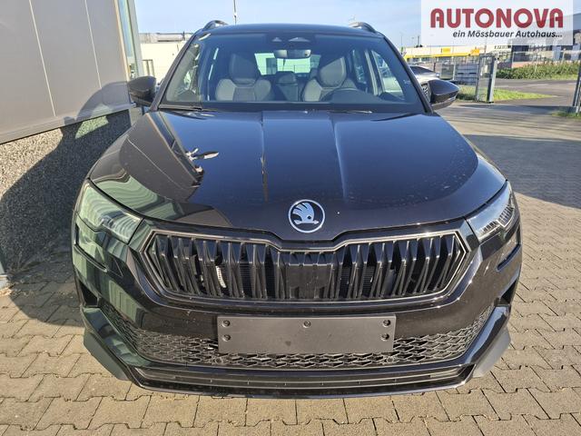 Skoda Karoq Sportline 1.5 TSI 150PS DSG, SCHWARZ-MET, 5JGARANTIE, AHK SCHWENKBAR, 19" ALU SAGITARIUS, BEHEIZTE FRONTSCHEIBE, SITZHEIZUNG, MATRIX-LED, Elektr. Heckklappe, Virtual Cockpit 10", Climatronic, NAVI, ACC, Parksensoren v/h, R&uuml;ckfahrkamera, Dachreling, PRIVACY-GLAS 