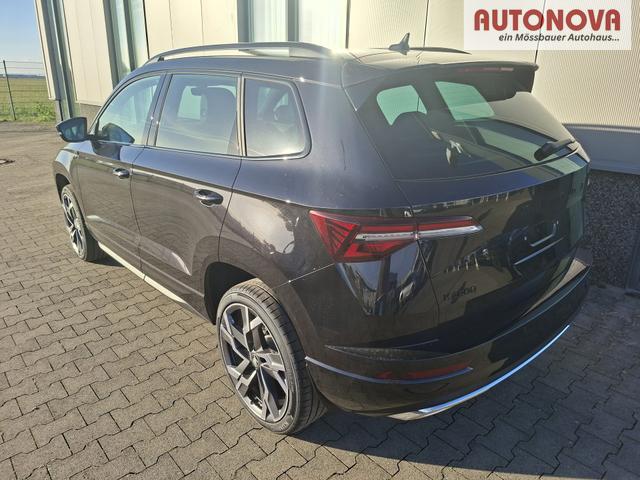 Skoda Karoq Sportline 1.5 TSI 150PS DSG, SCHWARZ-MET, 5JGARANTIE, AHK SCHWENKBAR, 19" ALU SAGITARIUS, BEHEIZTE FRONTSCHEIBE, SITZHEIZUNG, MATRIX-LED, Elektr. Heckklappe, Virtual Cockpit 10", Climatronic, NAVI, ACC, Parksensoren v/h, R&uuml;ckfahrkamera, Dachreling, PRIVACY-GLAS 