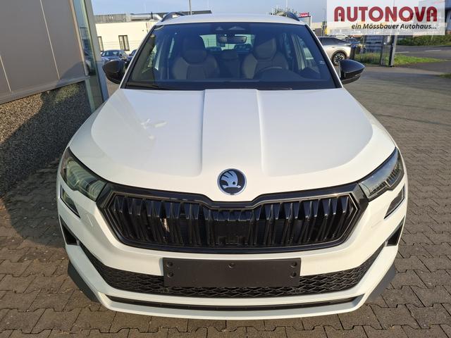 Skoda Karoq Sportline 1.5 TSI 150PS DSG, WEISS-MET, 5JGARANTIE, AHK SCHWENKBAR, 19" ALU SAGITARIUS, BEHEIZTE FRONTSCHEIBE, SITZHEIZUNG, MATRIX-LED, Elektr. Heckklappe, Virtual Cockpit 10", Climatronic, NAVI, ACC, Parksensoren v/h, R&uuml;ckfahrkamera, Dachreling, PRIVACY-GLAS 