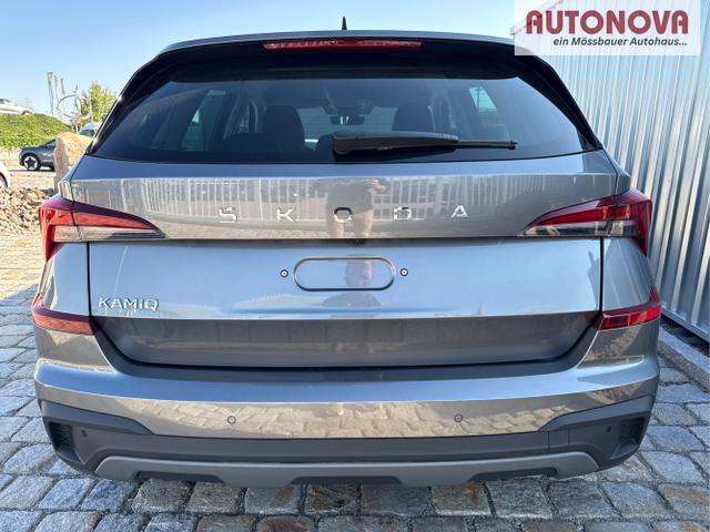 Skoda / Kamiq / Grau / / / 130 Jahre Premium Edition 1.5 TSI 150 PS DSG Anh&auml;ngerkupplung-AppleCarPlay-AndroidAuto-Winterpaket-Alcantara-DAB-Tempomat-Totwinkelassist-Kamera-SunSet-el.Heckklappe-17''Alu-Sofort, Beispielbilder, ggf. teilweise mit Sonderausstattung