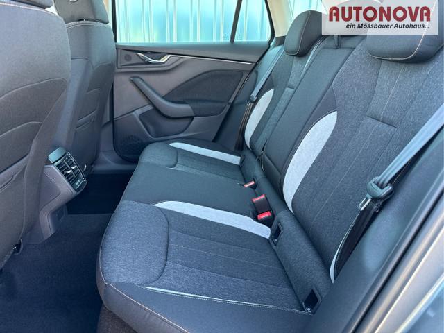 Skoda / Kamiq / Grau / / / 130 Jahre Premium Edition 1.5 TSI 150 PS DSG Anh&auml;ngerkupplung-AppleCarPlay-AndroidAuto-Winterpaket-Alcantara-DAB-Tempomat-Totwinkelassist-Kamera-SunSet-el.Heckklappe-17''Alu-Sofort, Beispielbilder, ggf. teilweise mit Sonderausstattung