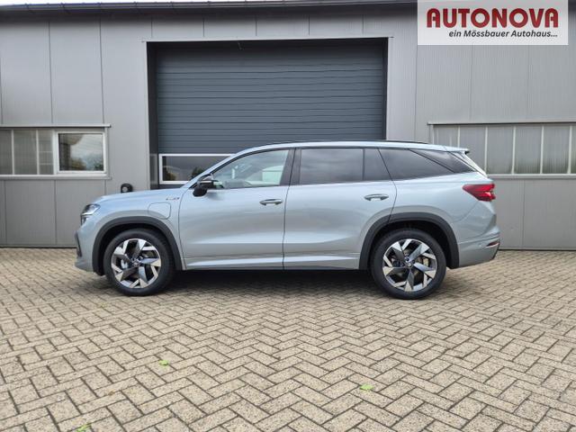 Skoda Kodiaq Sportline 1.5 TSI 204PS PHEV DSG schwenkb. AHK elektr. PanoDach HUD Alcantara PDC v+h 360&deg;Kamera CANTON Sound Klimaautomatik Sitzheizung Lenkradheizung Navi Apple CarPlay Android Auto 2xKeyless 19"LM vollelektr. Reichweite 116KM 