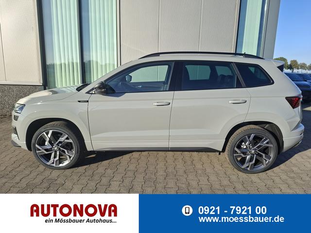 Skoda Karoq - Sportline 1.5 TSI 150PS DSG, STAHL-GRAU, 5JGARANTIE, AHK SCHWENKBAR, 19" ALU SAGITARIUS, BEHEIZTE FRONTSCHEIBE, SITZHEIZUNG, MATRIX-LED, Elektr. Heckklappe, Virtual Cockpit 10", Climatronic, NAVI, ACC, Parksensoren v/h, R&uuml;ckfahrkamera, Dachreling, PRIVACY-GLAS