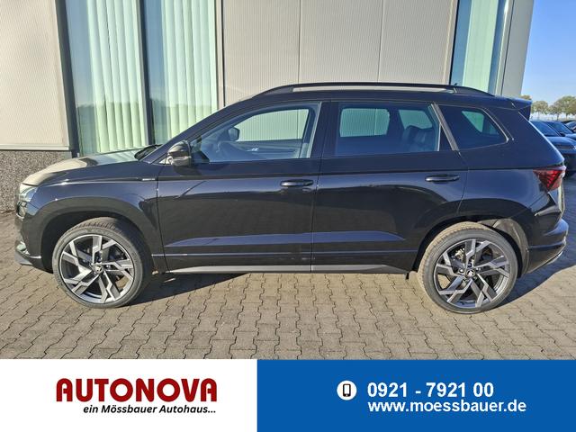 Skoda Karoq - Sportline 1.5 TSI 150PS DSG, SCHWARZ-MET, 5JGARANTIE, AHK SCHWENKBAR, 19" ALU SAGITARIUS, BEHEIZTE FRONTSCHEIBE, SITZHEIZUNG, MATRIX-LED, Elektr. Heckklappe, Virtual Cockpit 10", Climatronic, NAVI, ACC, Parksensoren v/h, R&uuml;ckfahrkamera, Dachreling, PRIVACY-GLAS