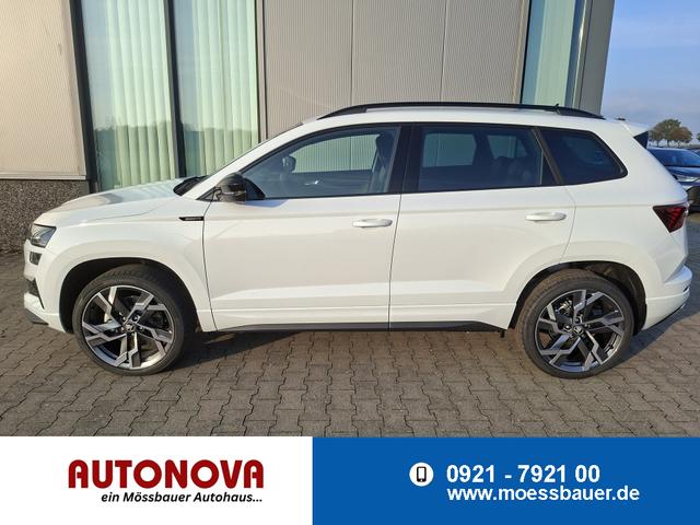 Skoda Karoq - Sportline 1.5 TSI 150PS DSG, WEISS-MET, 5JGARANTIE, AHK SCHWENKBAR, 19" ALU SAGITARIUS, BEHEIZTE FRONTSCHEIBE, SITZHEIZUNG, MATRIX-LED, Elektr. Heckklappe, Virtual Cockpit 10", Climatronic, NAVI, ACC, Parksensoren v/h, R&uuml;ckfahrkamera, Dachreling, PRIVACY-GLAS