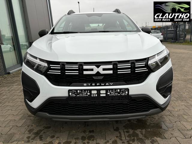 Dacia Sandero Stepway Essential 1.0 TCe 90, Klimaanlage, Parksensoren hinten, Radio/DAB/Bluetooth, Tempomat, Dachreling, 16"-Flexwheel-Räder ATARA, Spurhalteassistent, Verkehrszeichenerkennung, Elektr. Fensterheber vorne, Zentralverriegelung mit Fernbedienung 
