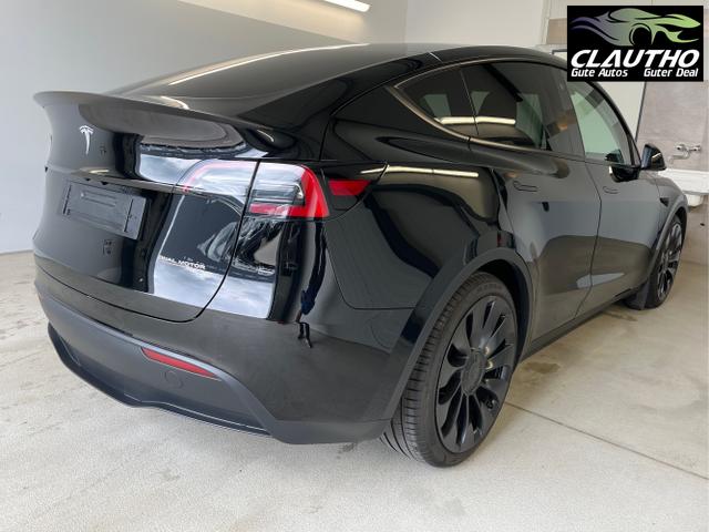 Tesla / Model Y / Schwarz / / / 393kW / 534PS