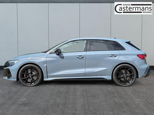 Audi / RS3 Sportback / Grau / / / MATRIX+360KAM+SHZ+KLIMA+LED+SOUND+19ALU+DESIGNPAKET ROT, Beispielbilder, ggf. teilweise mit Sonderausstattung