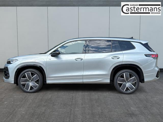 Volkswagen / Tayron / Silber / / / PLUG-IN+PANO+AHK+HuD+MATRIX+360 KAM+20ALU+ACC+eHK+BLACK STYLE