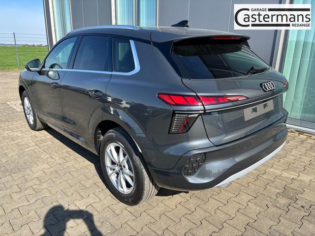 Audi Q3 Basis 2.0 TFSI quattro (Allrad) 204PS S-Tronic (Automatik), TECHPAKET PRO, Grau-Metallic, DIGITALE MATRIX-LED, Sportsitze, Elektr. Heckklappe, MMI Navigation plus, Sitzheizung, Klimaautomatik, ParkAssist Parksensoren, Privacy-Glas 