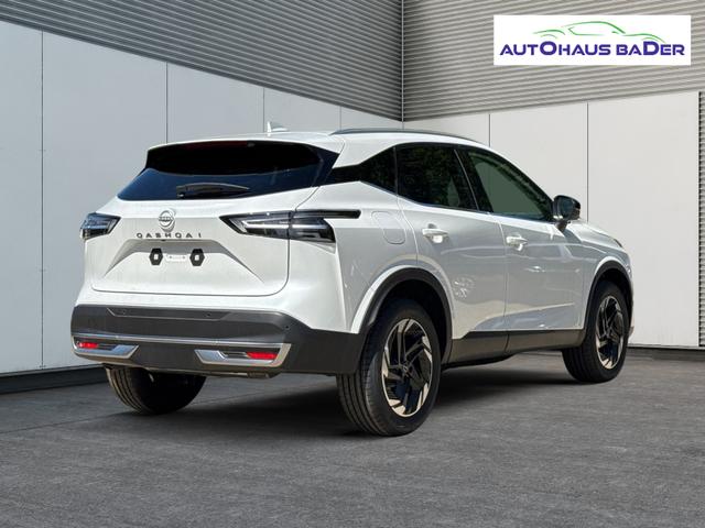 Nissan / Qashqai / Wei&szlig; / / / EL. HECKKL+HEAD-UP+KAMERA+ACC+PDC+SHZ+LED , Beispielbilder, ggf. teilweise mit Sonderausstattung