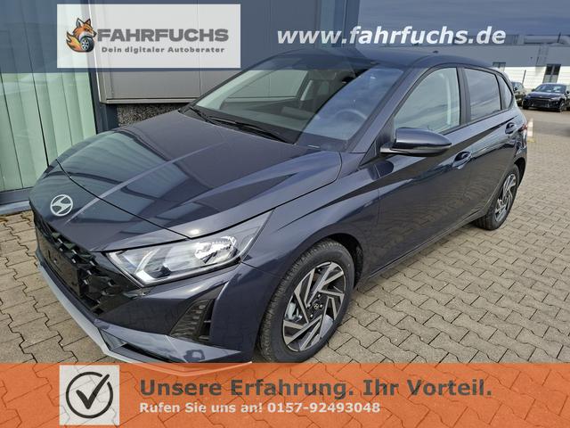 Hyundai i20 - Family 1.0 T-GDI 90PS, NAVI 10,25", AURORA-GRAU METALLIC, Winter-Pack: Sitzheizung + Lenkradheizung, 16" ALU, Klimaautomatik, Privacy-Glas, Parksensoren hinten, R&uuml;ckfahrkamera, Tempomat, Lederlenkrad, Reserverad, Alarm, Armlehne, 4x elektr. Fensterheber