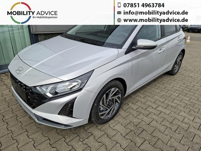 Hyundai i20 - Family 1.0 T-GDI 90PS, NAVI 10,25", LUMEN-GREY METALLIC, Winter-Pack: Sitzheizung + Lenkradheizung, 16" ALU, Klimaautomatik, Privacy-Glas, Parksensoren hinten, R&uuml;ckfahrkamera, Tempomat, Lederlenkrad, Reserverad, Alarm, Armlehne, 4x elektr. Fensterheber