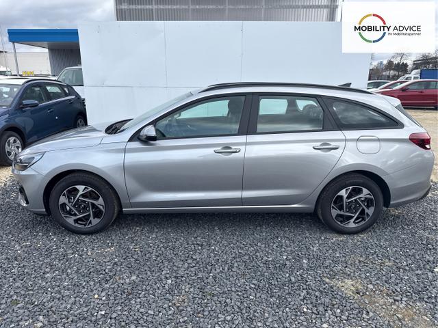 Hyundai / i30 / Silber / / / NAVI SHZ RFK PDC v+h