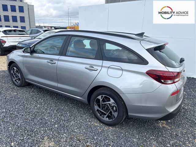 Hyundai / i30 / Silber / / / NAVI SHZ RFK PDC v+h
