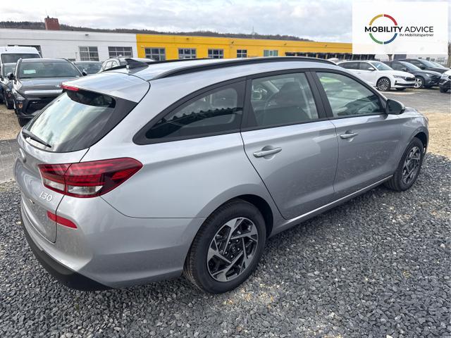 Hyundai / i30 / Silber / / / NAVI SHZ RFK PDC v+h